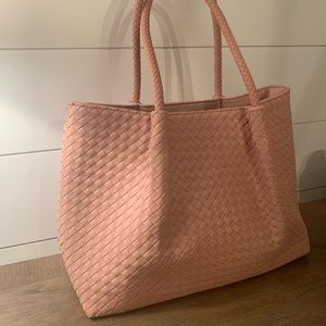 Lulu dharma bag. Like new condition!